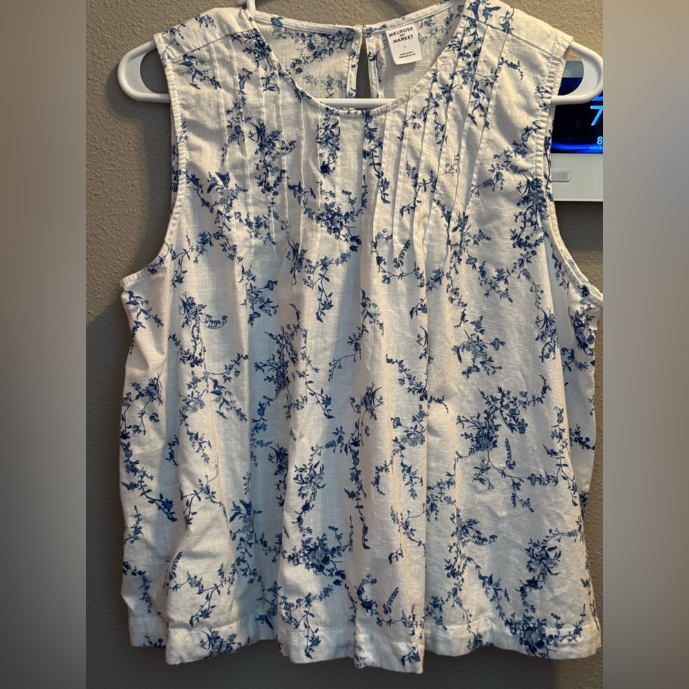 ☀️☀️☀️Melrose and Market White Sleeveless Tank with Blue Floral Print